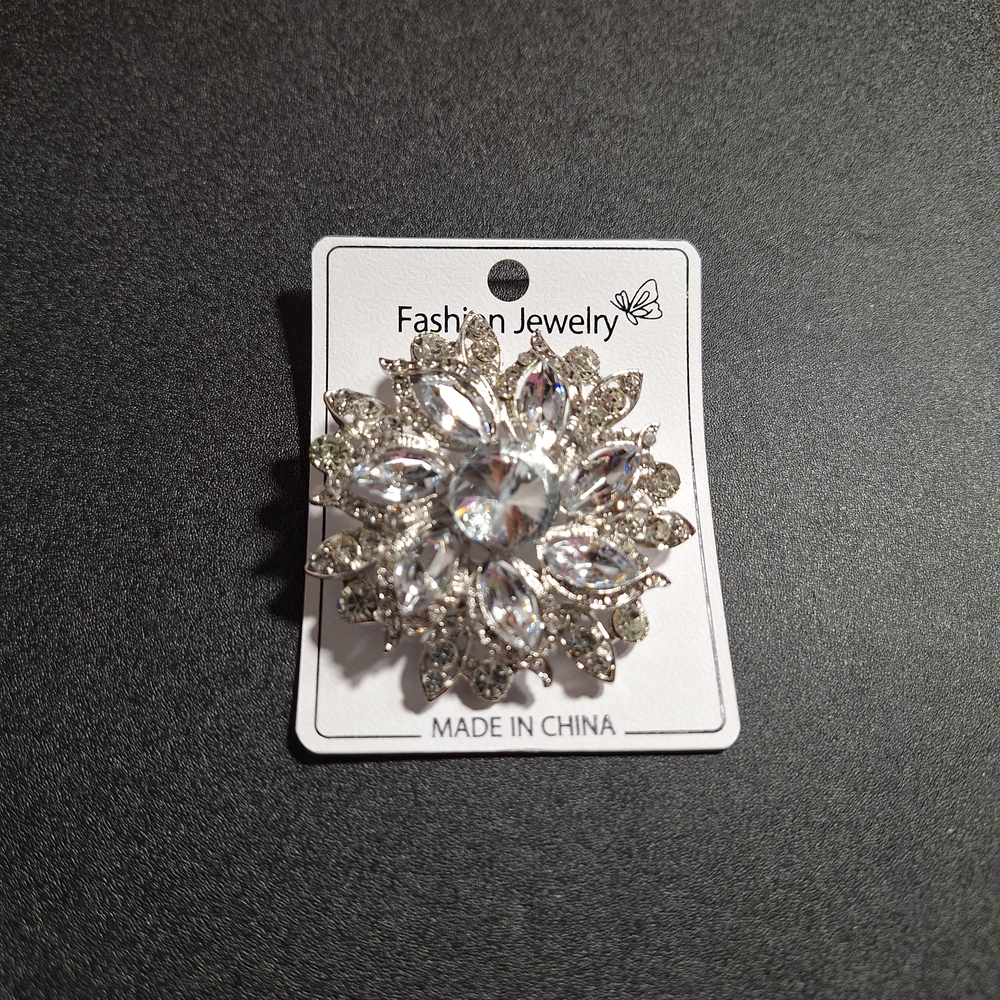 💎NEW - Fashion Jewelry Clear Crystal Floral Brooch - Silver Tone